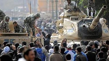 Égypte: l'armée cherche à calmer la contestation en promettant la démocratie