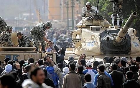 Égypte: l'armée cherche à calmer la contestation en promettant la démocratie