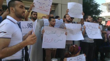 Journalistes et intellectuels algériens devant l’ambassade d'Égypte
