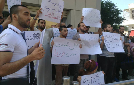 Journalistes et intellectuels algériens devant l’ambassade d'Égypte