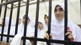 مصر: استئناف محاكمة “فتيات الإخوان”
