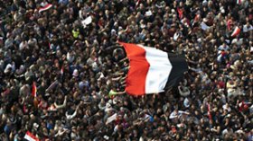 مئات آلاف المصريين يحتفلون في جمعة “الإصرار” بسقوط الحكومة السابقة