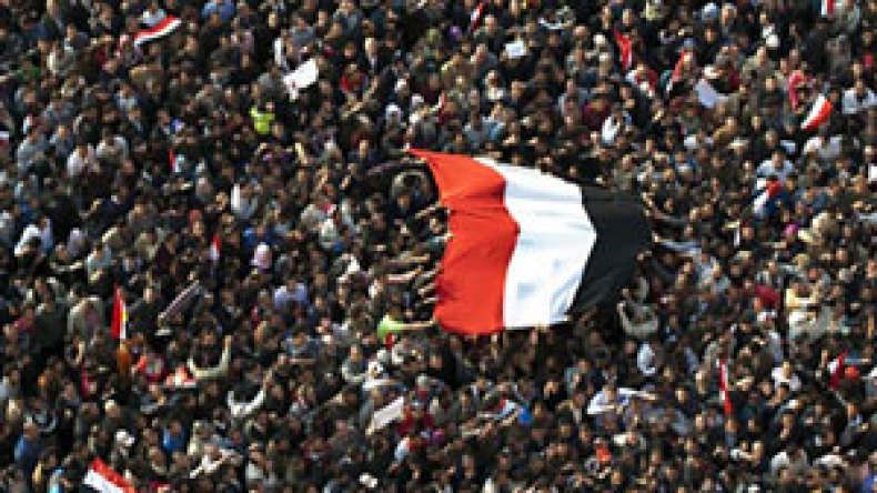 مئات آلاف المصريين يحتفلون في جمعة “الإصرار” بسقوط الحكومة السابقة