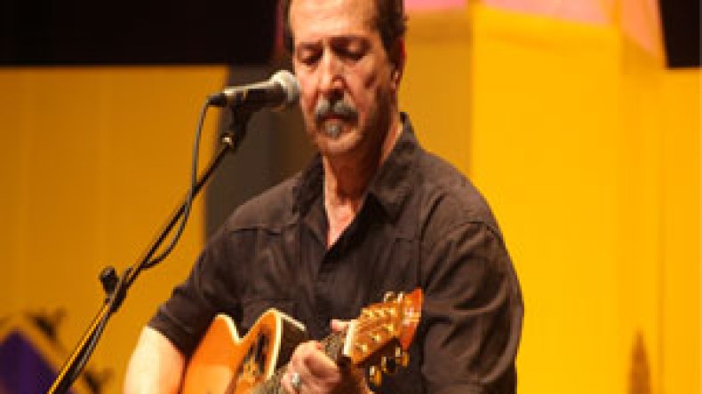 ” خالد  مطرب  كبير  لكن  لا  وجود  لأي  مشروع  بيننا “