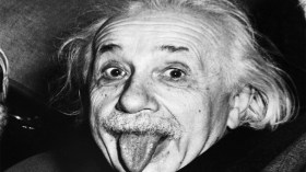 ما قصة إخراج آينشتاين لسانه في هذه الصورة؟