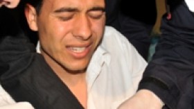 طالبان ينزلان بالمطار على كراسي متحركة بإصابات في غاية الخطورة