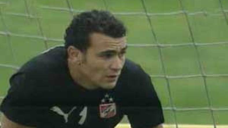 الفيفا يطلب من الأهلي المصري توضيح موقفه القانوني من الحضري