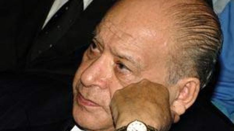 الحاج الطاهر الفرقاني يجري جراحة دقيقة في قلبه