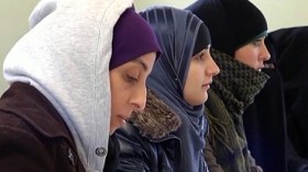 لوموند: مساع لحظر الحجاب بجامعات فرنسا