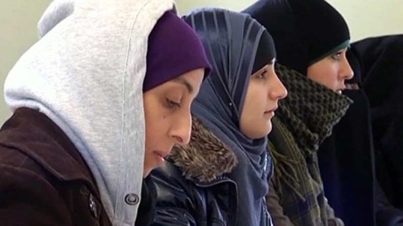 لوموند: مساع لحظر الحجاب بجامعات فرنسا