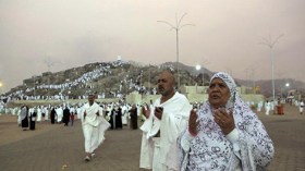 الحجاج يصعدون إلى عرفات لأداء الركن الأعظم