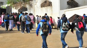 تلاميذ يمارسون رياضة حمل الأثقال بمحافظ تفوق وزن أجسادهم؟؟