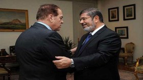 مرسي يمنح الجنزوري قلادة الجمهورية