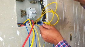 مواطنون يبيعون الكهرباء عبر خيوط تخترق الجدران لتمر إلى الجيران