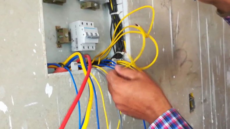 مواطنون يبيعون الكهرباء عبر خيوط تخترق الجدران لتمر إلى الجيران