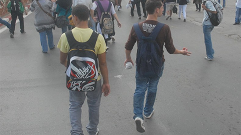 تلاميذ يقضون أوقاتهم في لعب “الدومينو” بسبب غياب الأساتذة بوهران