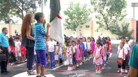 تلاميذ تطاردهم السخرية بسبب النظارات.. مقومات الأسنان والألقاب