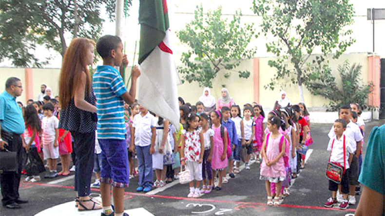 تلاميذ تطاردهم السخرية بسبب النظارات.. مقومات الأسنان والألقاب