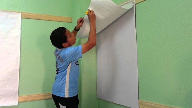 إجبار تلاميذ على دهن الأقسام وتنظيفها بوهران!