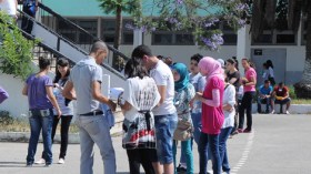 تلاميذ ينجزون وظائفهم المدرسية في الشارع