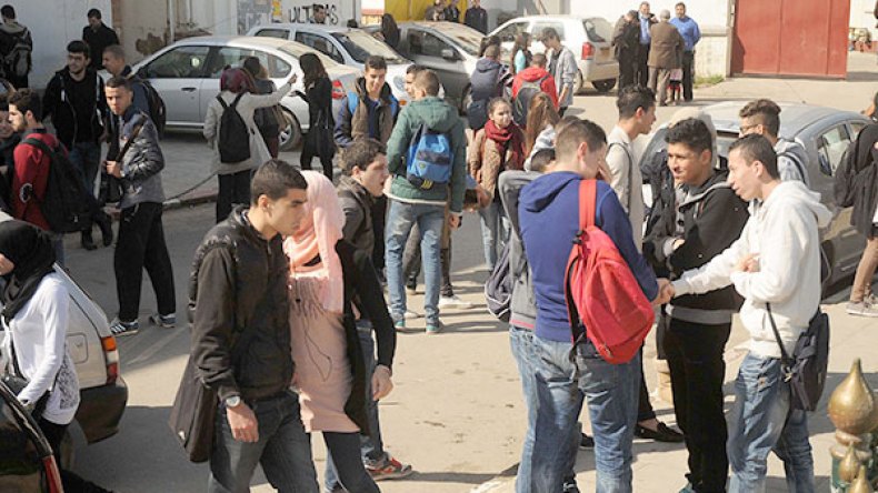 الشرطة تُحقق في خصم نقاط من كشف تلميذة في معسكر