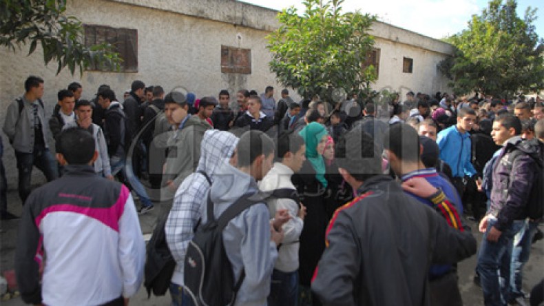 تلاميذ في النهائي يواصلون احتجاجهم أمام مبنى وزارة التربية
