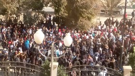 تلاميذ في الشارع احتجاجا على طرد أساتذتهم!