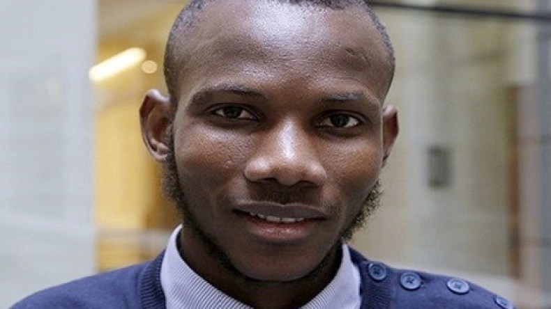 فرنسا تكرم الشاب المالي المسلم وتمنحه الجنسية الفرنسية