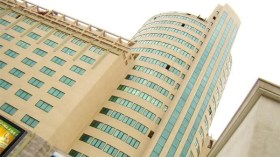 شاب يرمي بنفسه من الطابق السابع بالمركز التجاري القدس بالشراقة
