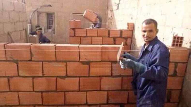 متطوّعون يشيّدون مسكنا لعائلة فقيرة تخلّت عنها السلطات بالوادي