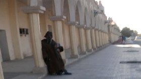سيارات فخمة وشاحنات من الشمال ترمي بمجانين في الوادي