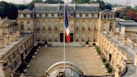 مغتربة جزائرية تحاول الانتحار حرقا أمام الإليزيه