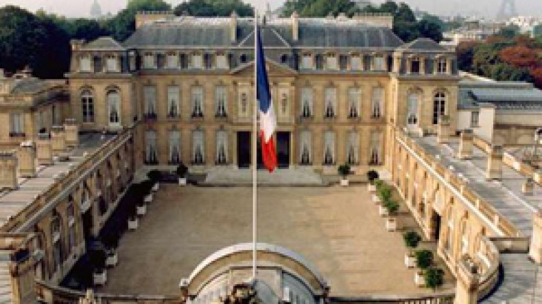 مغتربة جزائرية تحاول الانتحار حرقا أمام الإليزيه