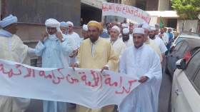 أصحاب العمائم البيضاء يحتجون ضد الاعتداءات ويطالبون بردّ الاعتبار