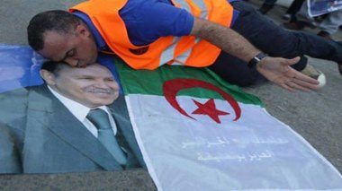 L’homme se prosternant devant Bouteflika fait le buzz