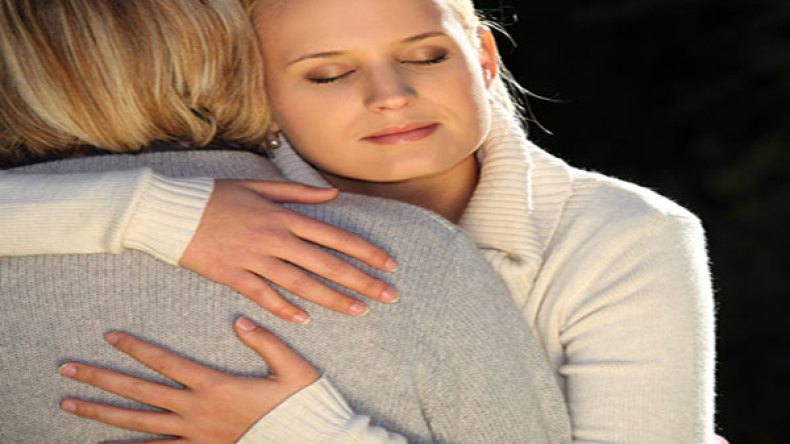 تعرفي على فوائد العناق الصحية والنفسية