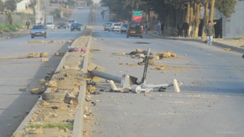 مواطن يغلق الطريق الوطني احتجاجا على سحب وثائقه بالبرج