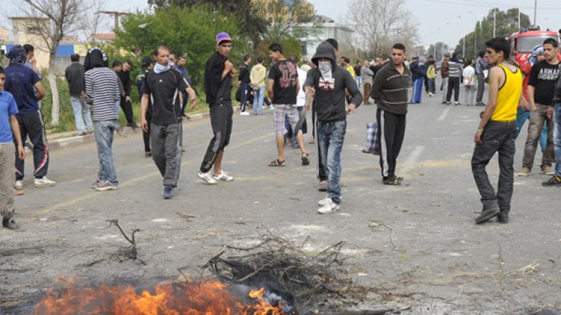 جرحى في معركة بالسيوف والغازات المسيلة للدموع بقلب قسنطينة