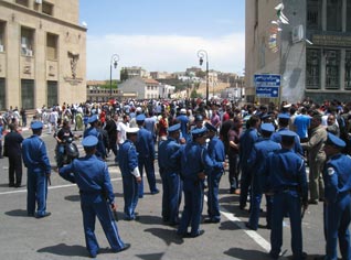 Demonstrators burn and destroy  properties west of Algeria