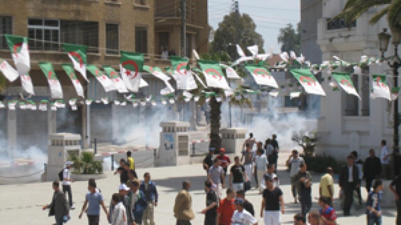 “الزوالية” يحرقون مدينة مستغانم في احتجاجات عارمة