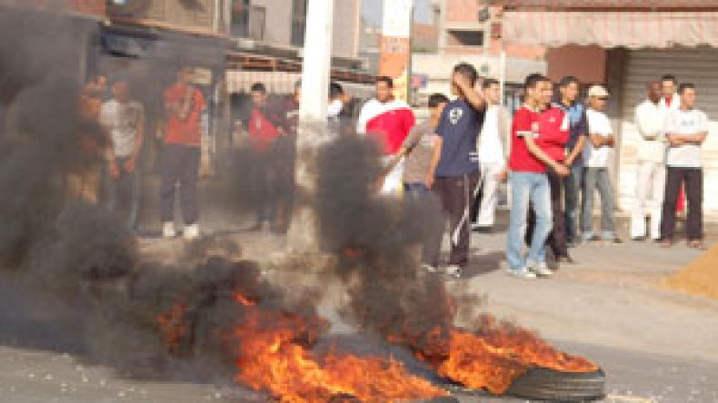 توقيف‭ ‬60‭ ‬شخصا‭ ‬بعد‭ ‬الاعتداء‭ ‬على‭ ‬ضابط‭ ‬وحرق‭ ‬سيارة‭ ‬الدرك‭ ‬