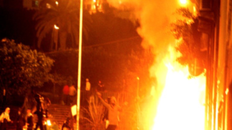 سقوط خمسة جرحى والمحتجون يضرمون النار بمدخل مقر دائرة عنابة