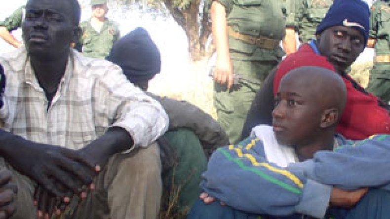 آلاف الأفارقة “الحرّاڤة” يستوردون للجزائر الأوبئة والشعوذة والدعارة