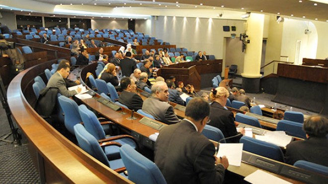 المعارضة تحتشد تحت قبة البرلمان للطعن في التشريعيات!