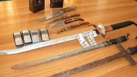 سكاكين وشفرات حلاقة تقود حامليها إلى السجون!