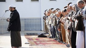 السجن لكل من يعتدي على إمام في المسجد