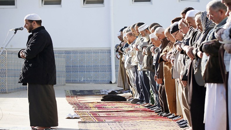 السجن لكل من يعتدي على إمام في المسجد