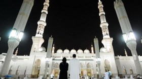 عرسان يختارون قضاء شهر العسل في العمرة