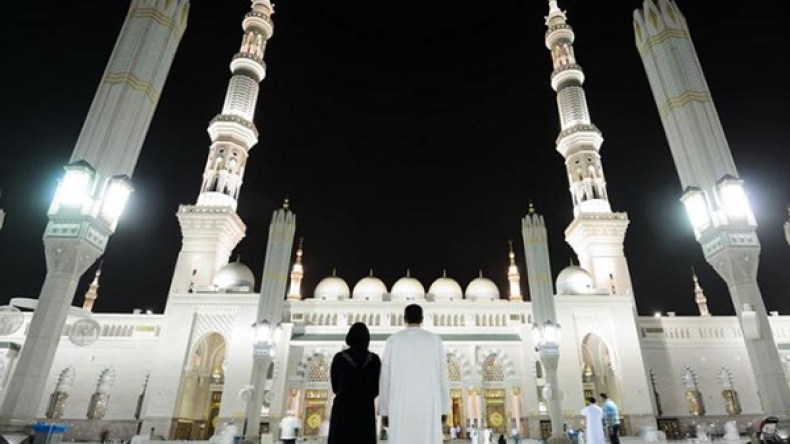 عرسان يختارون قضاء شهر العسل في العمرة