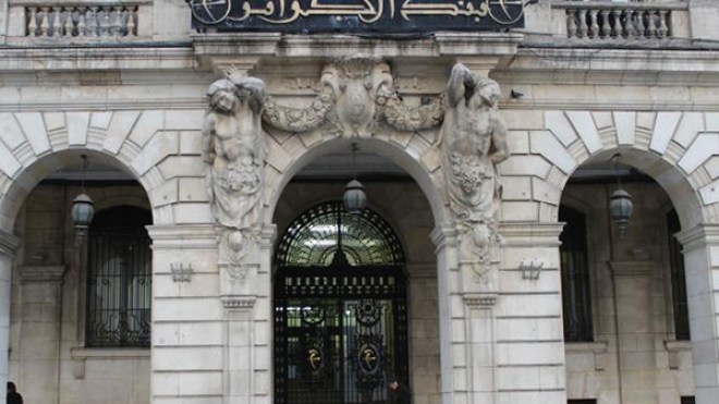 “الثوم” ومبيدات حشرات تكشف جريمة تهريب العملة وتضخيم الفواتير